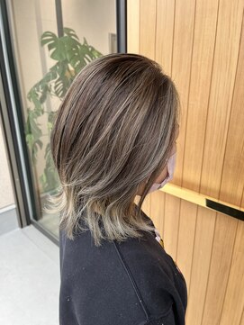 シャメル(Chamel) 白髪ぼかしバレイヤージュ◇ハイライト久々外ハネレイヤー