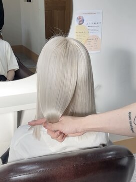 アン(Hair make un) 【ホワイトシルバー】