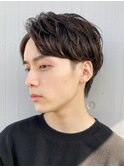 センターパートスパイラルパーマツーブロック刈り上げメンズヘア