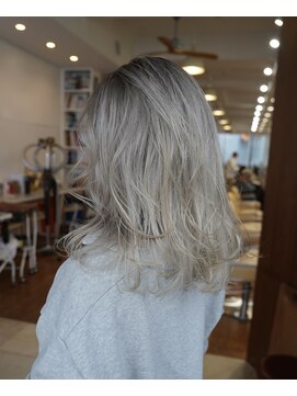 ビュートリアム 七里ヶ浜(BEAUTRIUM) 外国人風ハイトーンベージュ/重ためロブレイヤースタイル