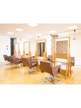 広々とした落ち着く空間で上質なプライベートタイムをご提供。リラックスしながらサロンタイムを＊