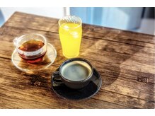 豆から引いたコーヒー・高級茶葉の紅茶…カラーの待ち時間が、自分だけのご褒美タイムに