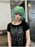 ミントグリーンの顔まわりウルフショート