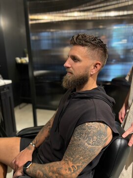 ザマンリバレッジニューヨーク(THE MAN LeverageNewYork) 大人外国人風アップバングフェード：大村　大心