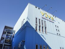 ヴィーヴ(vive)の雰囲気（青い建物が目印☆建物横の階段より2階にお上がりください。）