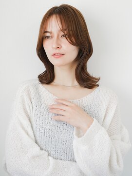 シースルーバングくびれミディアムレイヤーカット透明感カラー