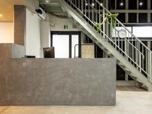 カミファクトリーライン(KAMI factory Rain)の雰囲気（SOHOな雰囲気ある中にあるドシッとしたレセプション）