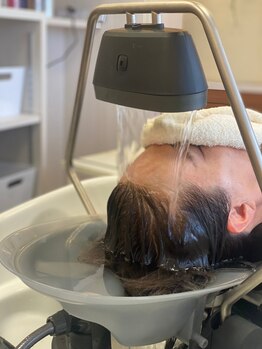ニュー東京エクセレントヘアーの写真/最新器具を使ったかけ流しメニュー頭浸浴で日頃の疲れを癒してくれます♪カラーの色持ちもアップ☆