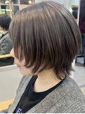 透明感シルバーグレージュウルフカット