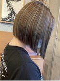 グレージュハイライト/前下がりボブ