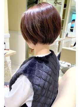 レウナ 外苑前(Reuna) 【30代40代50代】大人可愛ボブ 後頭部のシルエットが綺麗