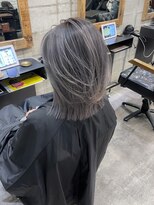 グレーベージュ レイヤーロング 前髪パーマ アッシュブラック