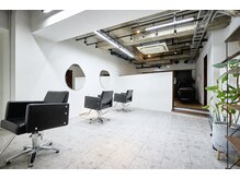 ユラ(yura.)の雰囲気(広々とした席でゆっくりと過ごせる時間に)