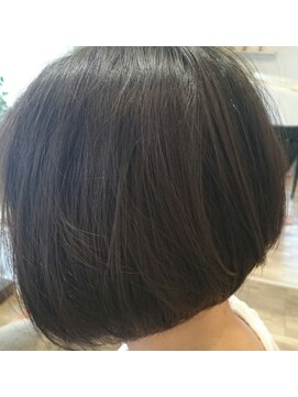 モノンクル(Mononcle) 頭頂部つむじ周辺がふわっと動くショ-トボブ