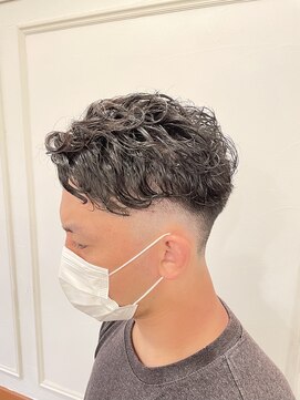 リバティシェアバーバー 銀座(LIBERTY SHARE BARBER) スキンフェードカット×強めワンカールパーマ☆サイドパート