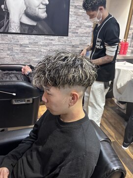 バーバーブロス(BAR BER bro's) メッシュ×スペインカール/スキンフェード／浦安/メンズパーマ