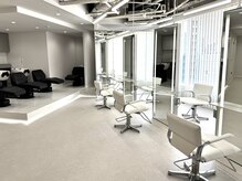 リヴ オオサカ(LIV OSAKA)の雰囲気（光が射し込む開放的な店内☆シャンプー台は全席フルフラット♪）