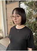 暗髪グレージュのミニボブスタイル