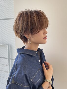 イヴォークトーキョーオーサカ(EVOKE TOKYO osaka) 30代 大人ショート 耳かけ もみれげ 丸み 抜け感 ベージュカラー