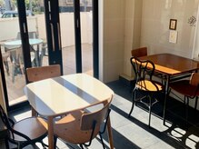 アジュ(aju)の雰囲気（待ち時間やお連れ様は隣のカフェでお過ごし下さい。）