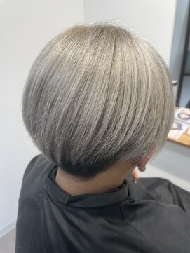 アオナ 六町(aona) ホワイトベージュ×センターパート×刈り上げ男子