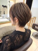 ロハスバイケンジ(LOHAS by KENJE)&nbsp;白髪ぼかしハイライトで叶える大人くびれショート