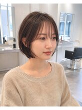 顔まわりを軽やかに包み、首元まできれいに見せる、コンパクトな大人のレイヤーボブ＊