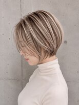 アル あびこ(aru.) 白髪ぼかしハイライト×丸みショートボブ