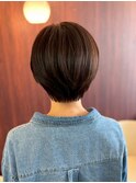 首もとスッキリで小顔みえするショートに
