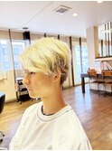 ハイトーンベージュビジネスカジュアル20代ツーブロックカット