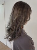 セミロング×グレージュ