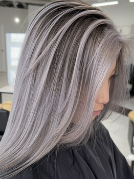 『ワンカラーの暗めからハイトーンのブリーチカラー』まで、お客様に合わせた色味とデザインをご提供♪