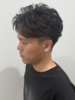 ヒュイル バイ ニアウ(Hwyl by Niau) メンズセンターパートパーマニュアンスパーマスパイラルパーマ