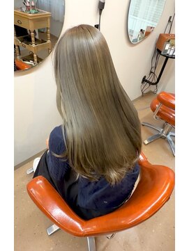 オリーブベージュ