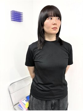 イラカ(elaka) ミディアムウルフ×マッシュライン