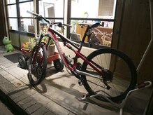 ロードバイク専用の駐輪場あり。店内に停める事も出来ます。