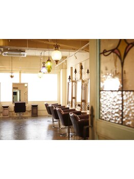 アンティーク調の贅沢空間でお客様の美をお手伝い。実力派Stylist勢揃いのサロンで大人可愛いが叶う♪