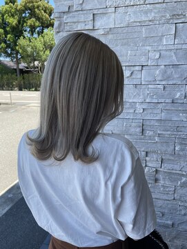 アールトゥーヘアー(art To Hair) ペールベージュ/ハイトーンカラー/外ハネミディアム/韓国ヘア