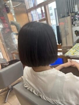スタジオ アルファプラス 日暮里店(studio α+) ステップボーンカットカットボブショートハイライト白髪ぼかし