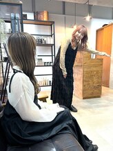 【お客様の大切な時間】を最大限に配慮しています。次回予約のお客様が半数を超え、スムーズにご案内