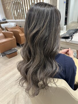 オルクドゥ(Orque deux) 外国人風透明感大人美人バレイヤージュロングレイヤーカット