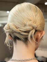 ジーレ(jiire)&nbsp;ブロンドベージュ　タイトアレンジ　お呼ばれヘア