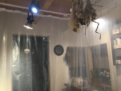 コロナ対策で施術中は飛沫感染予防のカーテンをしています。