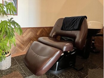 アートラッシュ 多摩センター店(ART RUSH)の写真/[半個室の専用スパルームあり]マッサージで頭皮をほぐし髪に潤いを与えます☆頭浸浴との組み合わせも人気♪