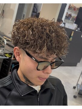 イーラ アメ村店(era) バロックパーマ　ツイストスパイラル眉カットメンズパーマ