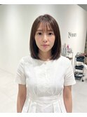 抜け感まとまる暗めミディアムヘア
