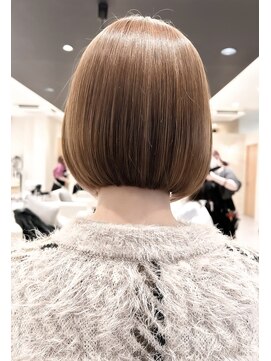 ヴィサージュタイム(VISAGE thyme) ぱっつんボブ/切りっぱなしボブ/耳掛けショート/ベージュカラー