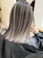 ヌエン(NU/EN) 春のトレンド外国人風バレイヤージュとホワイトベージュのボブ