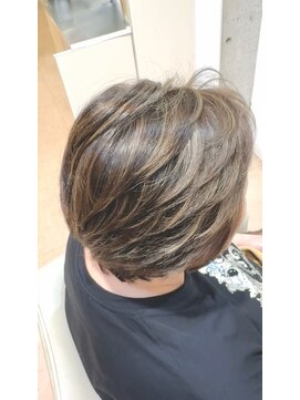 グレージュハイライトショート