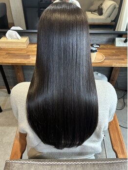 ウキ(uki“)の写真/日々の乾燥やカラーによるダメージ・気になるクセやうねり…。髪の悩みを解決し憧れの自然なストレートへ♪